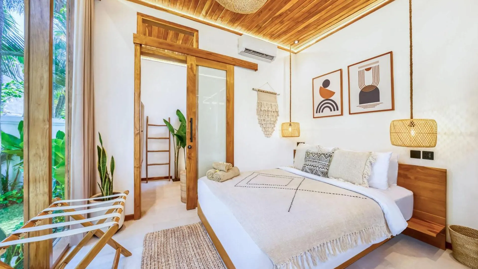 Villa Chicago Brand New 7 Bdr Private Pool Seminyak  0*, Seminyak (Bali)